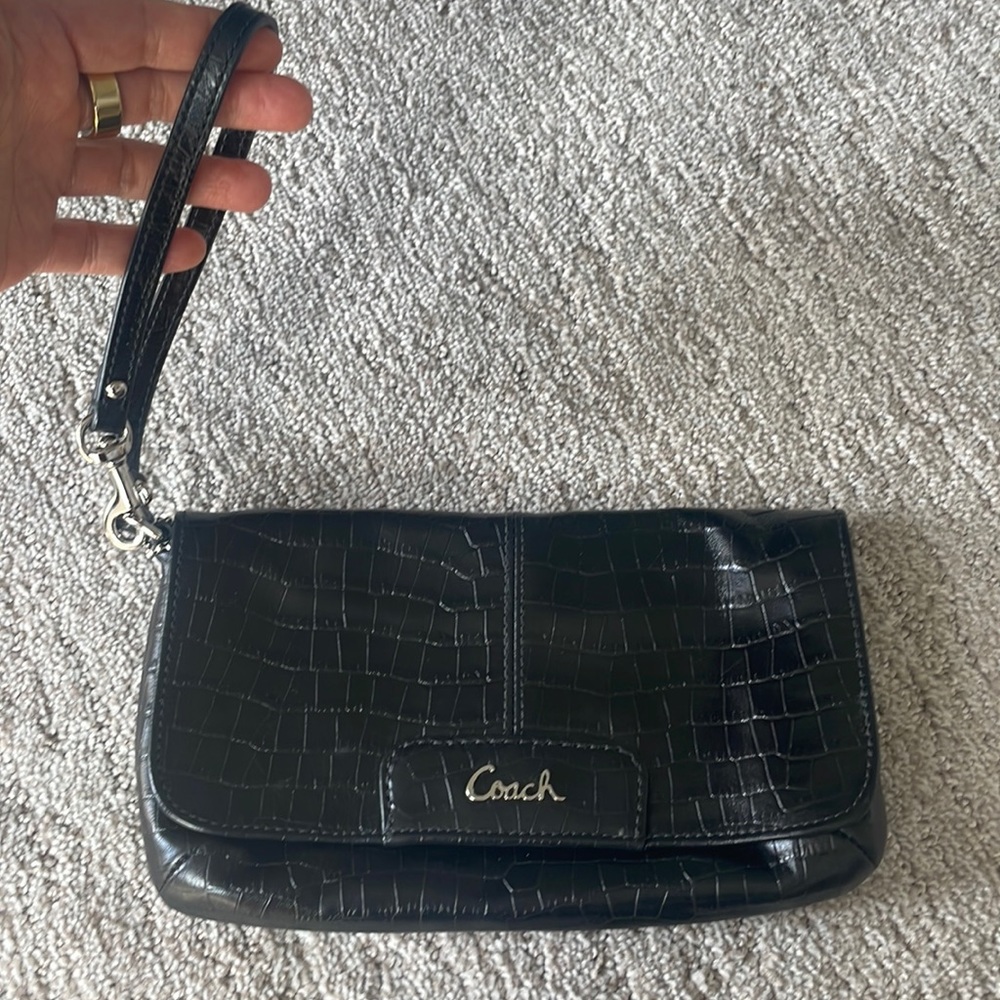 Black leather coach wristlet (like new)